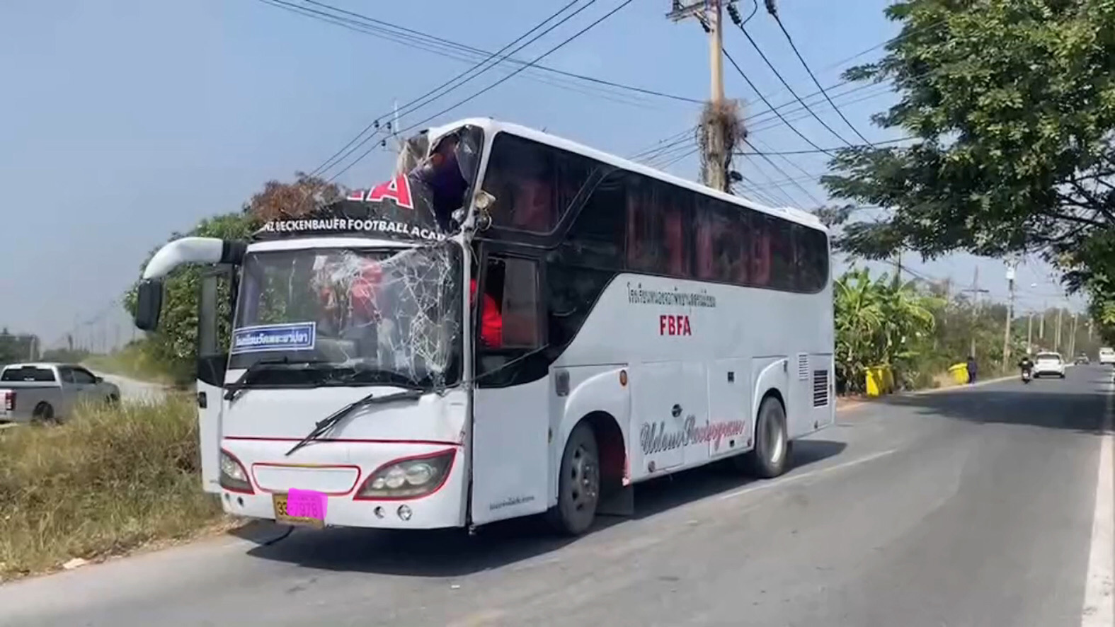 รถบัสนักฟุตบอลเยาวชน ชนสะพานข้ามมอเตอร์เวย์ บาดเจ็บ 13 คนขับบอกตามจีพีเอส