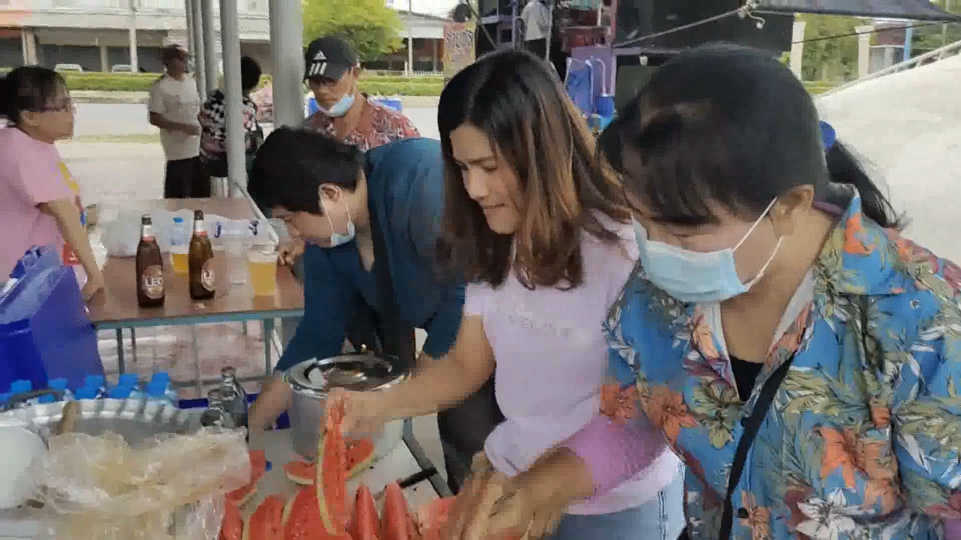 พ่อช้างวัดท่าช้างประทานพรขายบ้านได้นำของพร้อมรำวงถวาย 9 รอบ