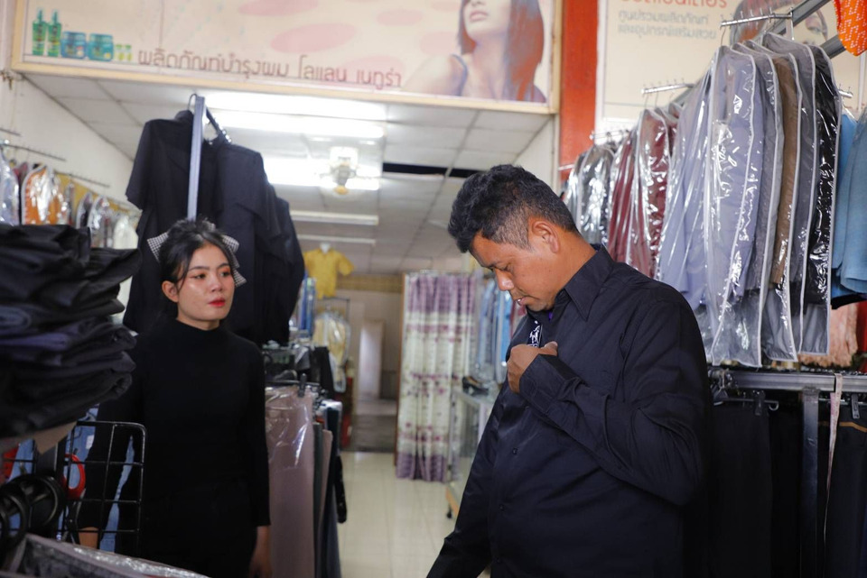 ปชช.บุรีรัมย์ เลือกซื้อเสื้อผ้าสีดำ แต่งกายร่วมแสดงความอาลัย "พระพันปีหลวง"