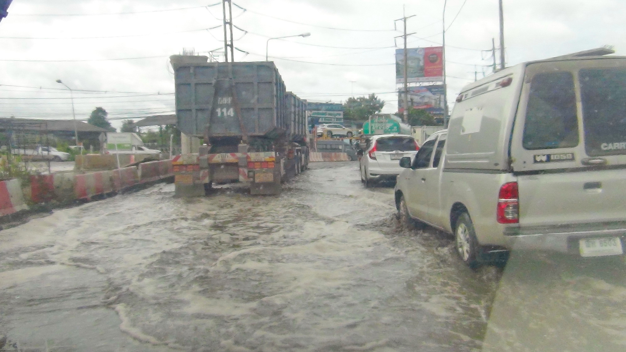 ฝนตก น้ำท่วม ทำป้ายทะเบียนรถ ปลิวเกลื่อนเมืองแปดริ้ว 