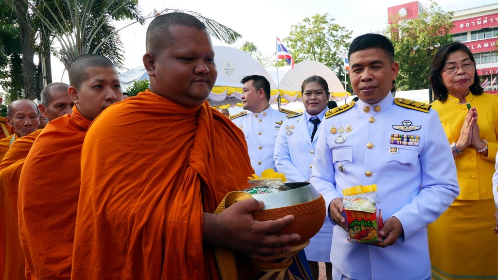 ชาวบางละมุง ร่วมใจทำบุญตักบาตร 5 ธันวา วันชาติ-วันพ่อแห่งชาติ