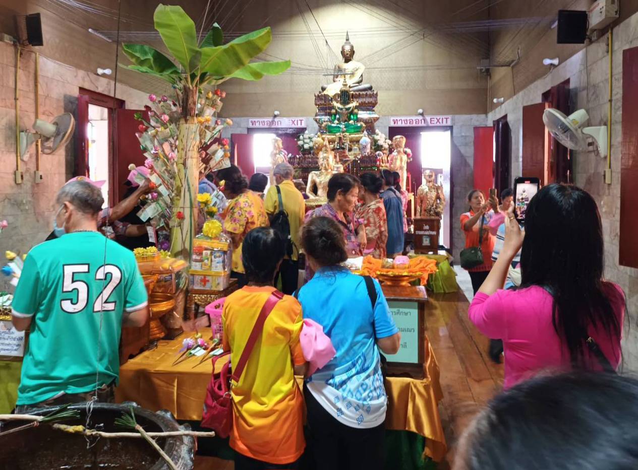นครนายก แห่ส่องเลขเด็ดอ่างน้ำมนต์วัดหลวงพ่อปากแดง สายมูและนักบรรดาเสี่ยงโชคมั่นใจงวดนี้มาแน่นอน