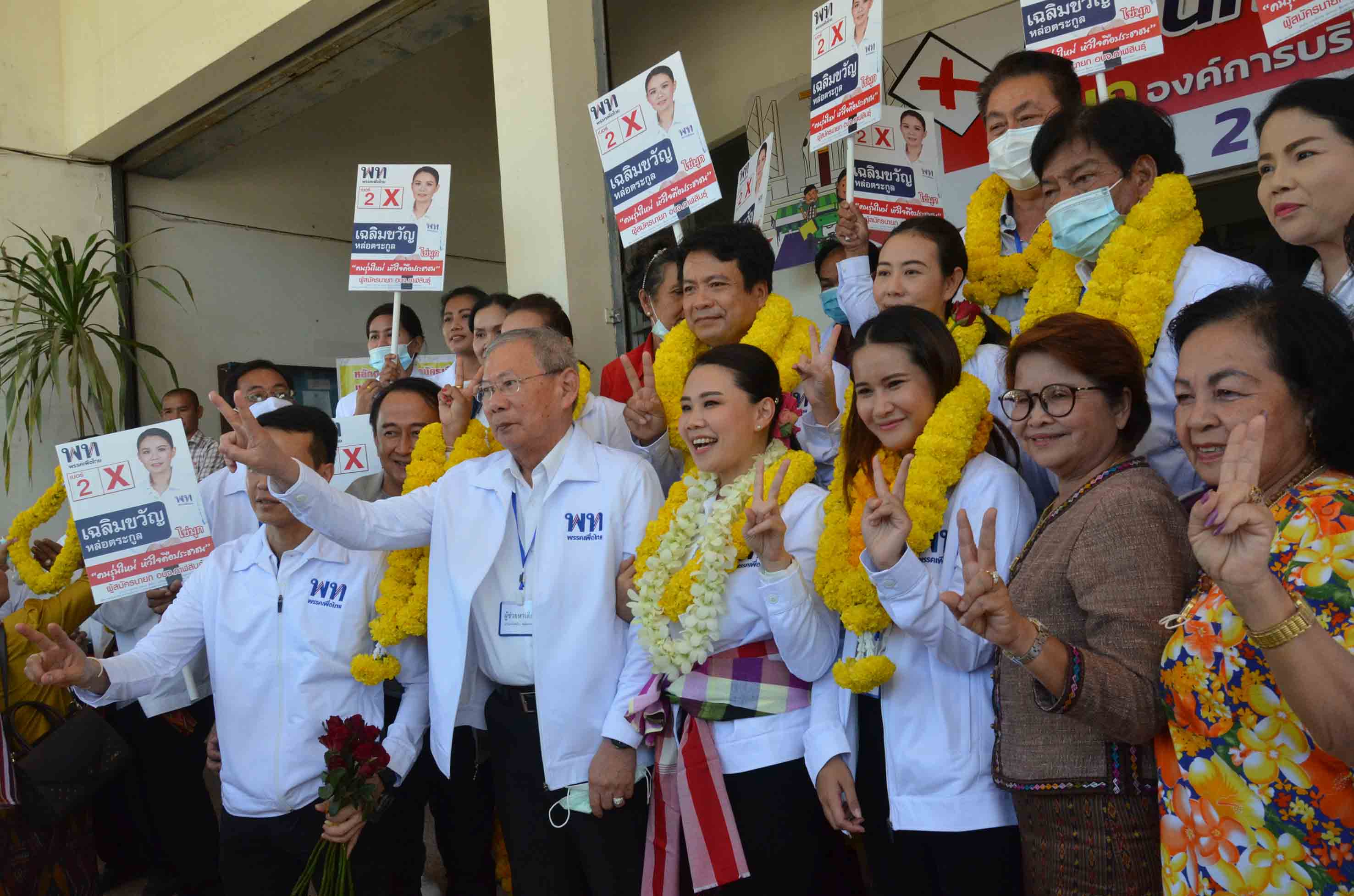 “เสี่ยโด่ง” “ชานุวัฒน์ วรามิตร” ลูกชาย “ชม้อย วรามิตร”อดีตนายกอบจ.กาฬสินธุ์ นำทีมชน “ไข่มุก” “เฉลิมขวัญ หล่อตระกูล ”ลูกสาว “ยงยุทธ หล่อตระกูล” อดีตนายกอบจ.กาฬสินธุ์คนล่าสุด