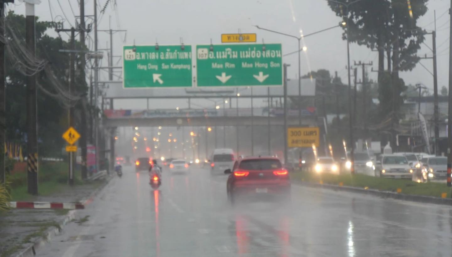ฝนถล่ม "เชียงใหม่" ตั้งแต่ดึกถึงเช้า จากอิทธิพล "พายุวิภา" ทำจราจรติดขัดหนาแน่น