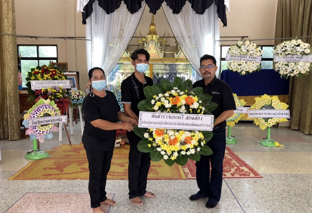 คณะกรรมการยุทธศาสตร์พรรคประชาชาติ เป็นตัวแทน "พ.ต.อ.ทวี" มอบพวงหรีดเคารพศพ 2 พรานป่าถูกคนร้ายยิงเสียชีวิต 