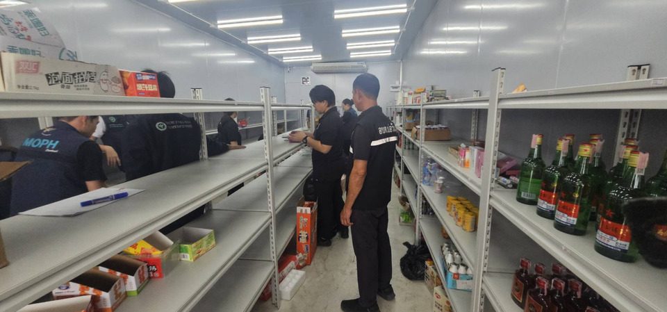 บุกตรวจมินิมาร์ทจีนย่านบ่อวิน ยึดสินค้าต้องสงสัยไร้ อย.-เวชภัณฑ์ไม่มีเอกสารนำเข้า 