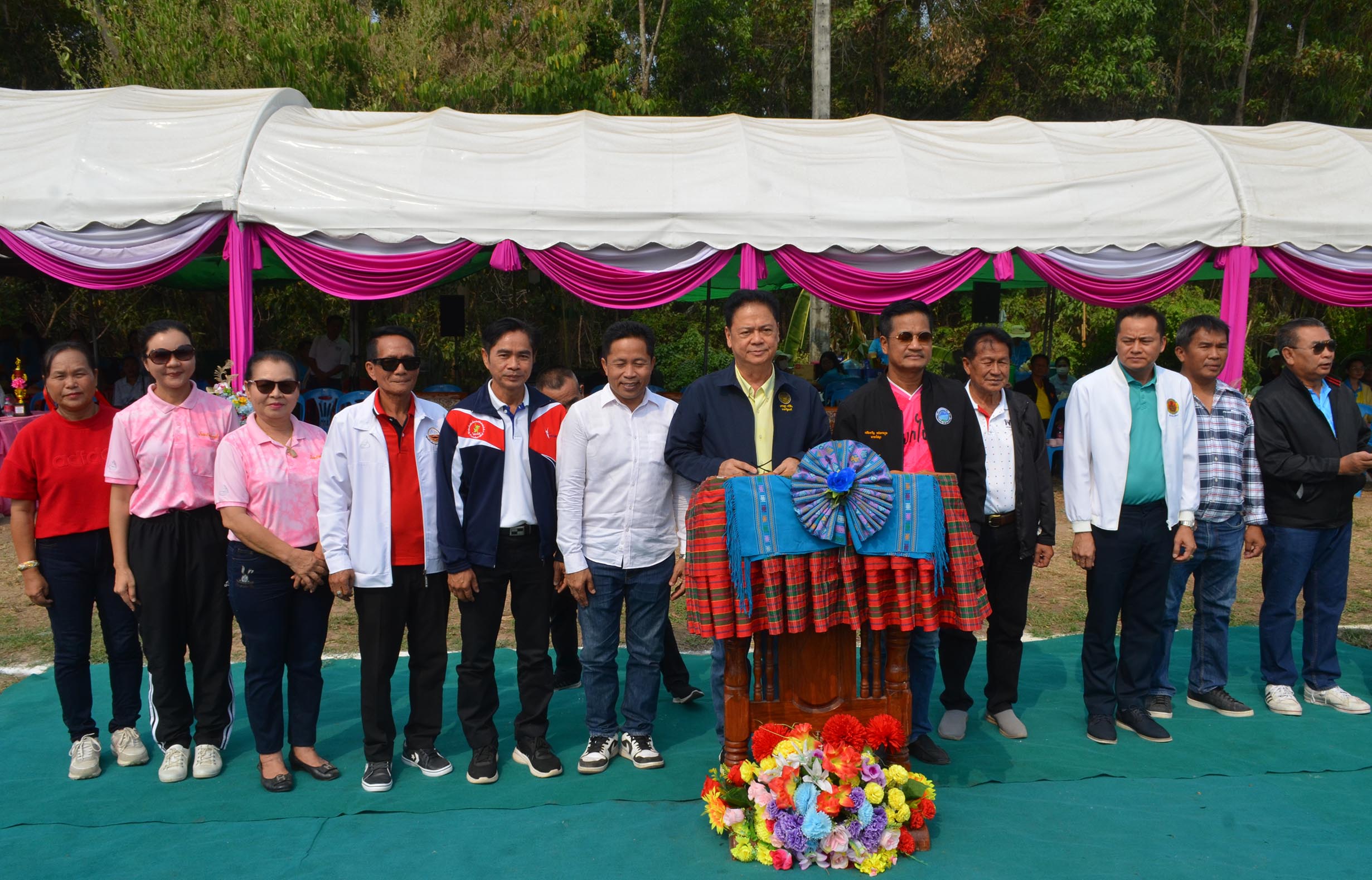 กาฬสินธุ์ชาวตำบลห้วยโพธิ์จัดแข่งขันกีฬาเยาวชน-ประชาชนต้านยาเสพติด