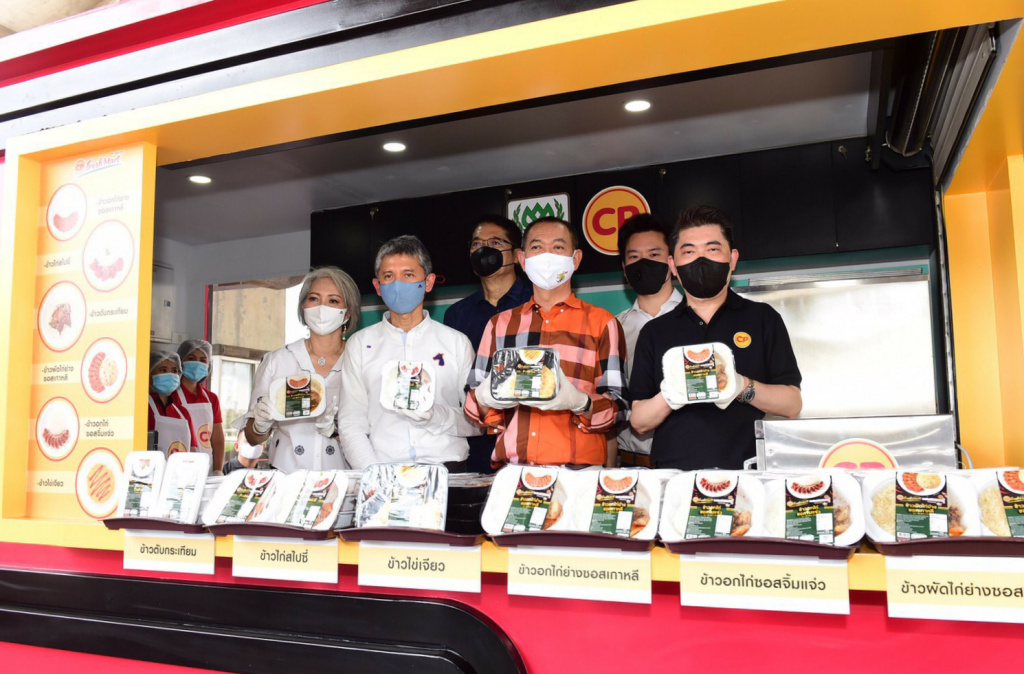 เกษตรฯ-ซีพีเอฟ ส่งรถ Food Truck เสิร์ฟอาหารอุ่นร้อน เติมอิ่มให้ชาวชุมชนใต้สะพานพระราม 8