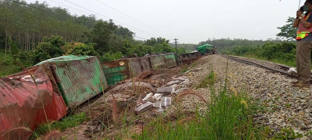 ด่วน! โจรใต้วางบึ้ม! รถไฟบรรทุกสินค้าสะเดา-สงขลา พังเสียหายทั้งขบวน
