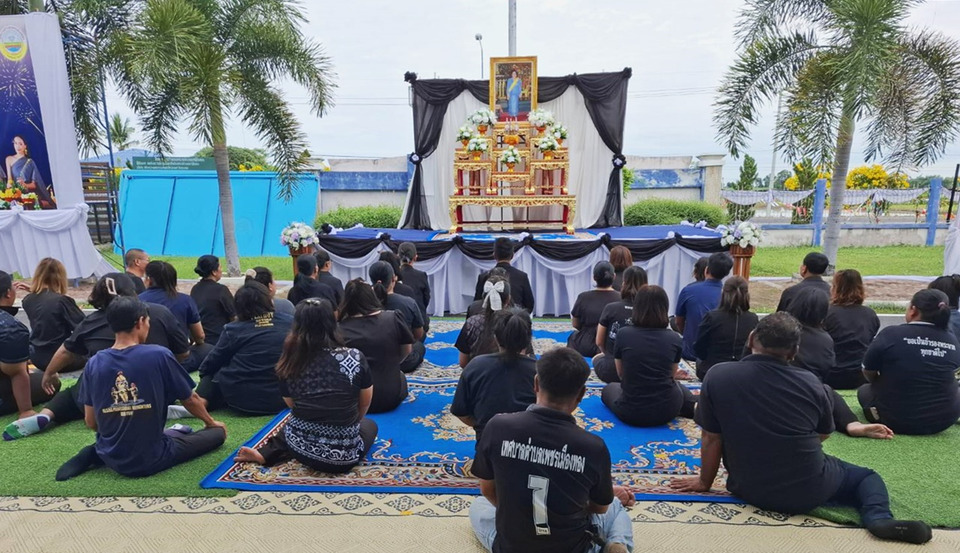 นายกเทศมนตรีเพชรเมืองทอง นำคณะร่วมแสดงความอาลัย เบื้องหน้าพระฉายาลักษณ์ "พระพันปีหลวง"