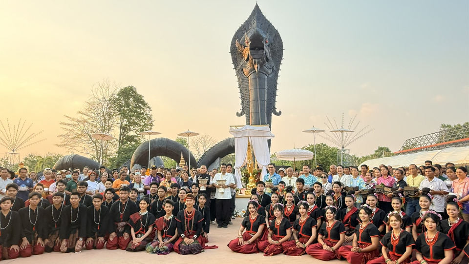 ชัยภูมิคึกคัก! สายมูแห่สรงน้ำ “พระไชยเทพสถิต” แน่นธรรมสถาน จุดธูปขอพรพญานาค รับสงกรานต์ 