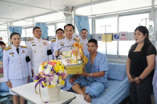 "ในหลวง" โปรดเกล้าฯ ให้ผวจ.อุบลราชธานี เชิญดอกไม้ ตะกร้าสิ่งของพระราชทาน ไปมอบแก่ผู้บาดเจ็บจากเหตุชายแดนไทยกัมพูชา
