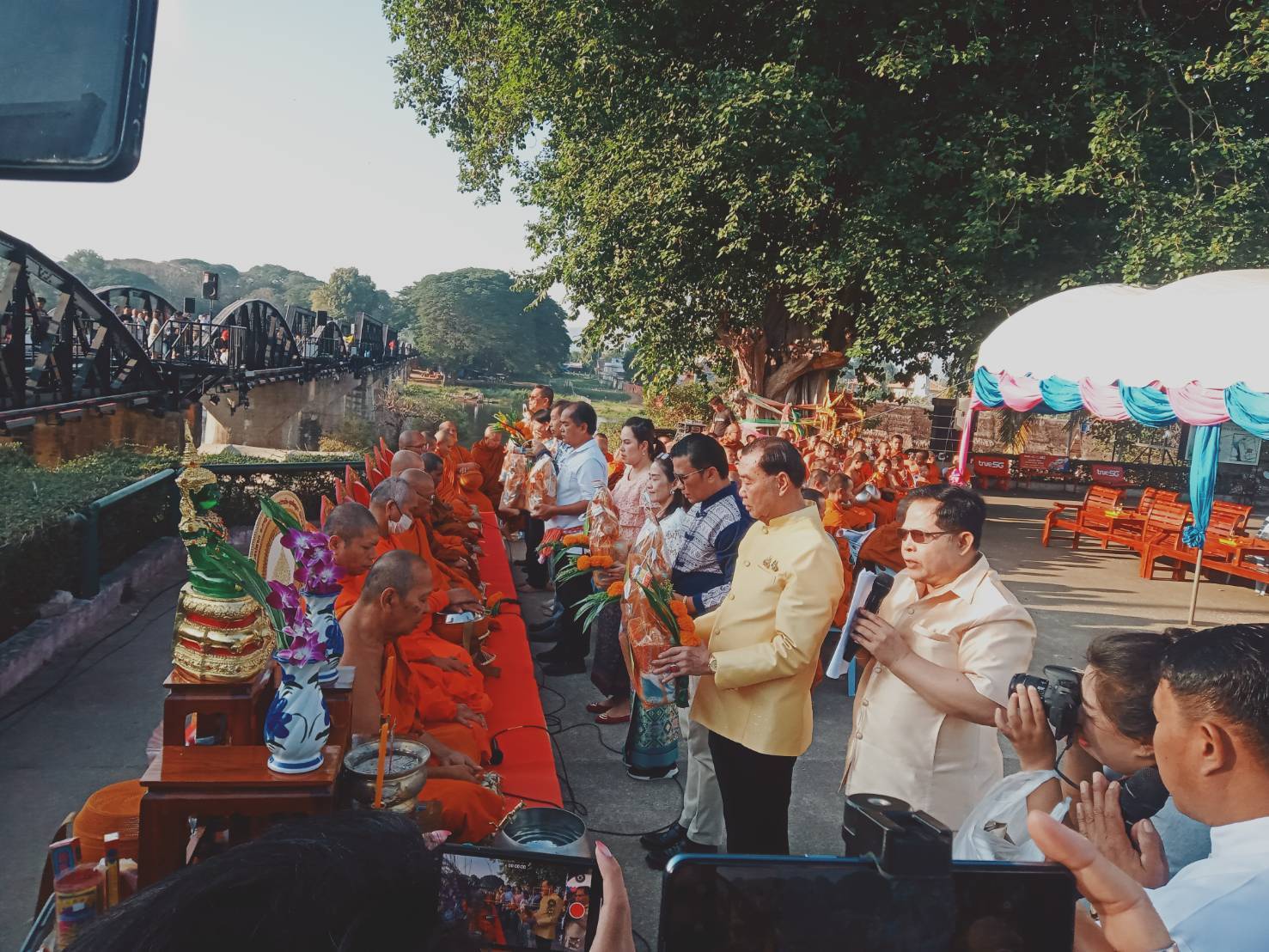 ตักบาตรกลางสะพานข้ามแม่น้ำแคว ! นายกสมาคมธุรกิจท่องเที่ยวกาญจนบุรี เป็นประธาน