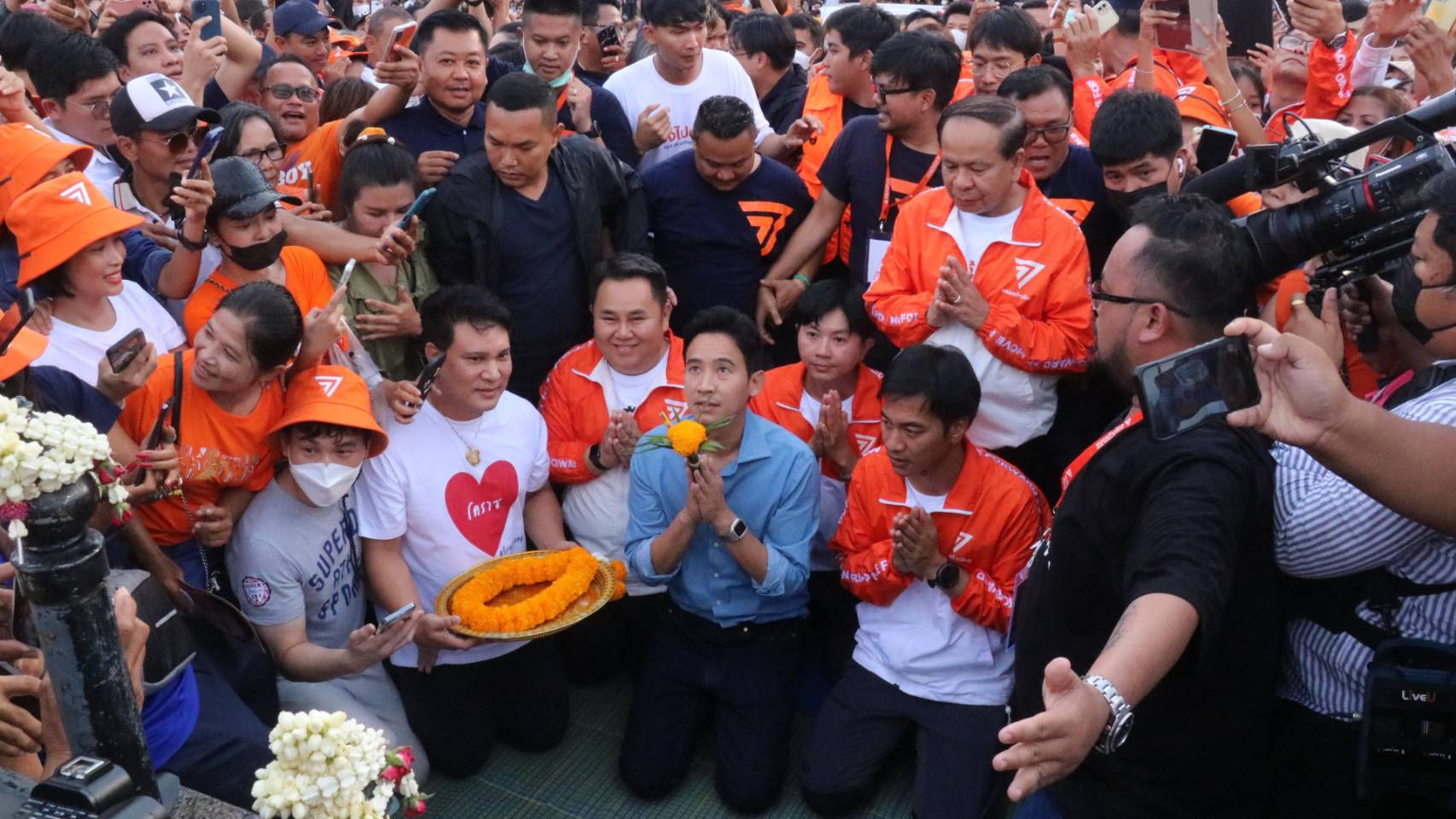 พรึ่บ!!ด้อมส้มโคราชแห่ต้อนรับ"พิธา"เต็มลานย่าโม