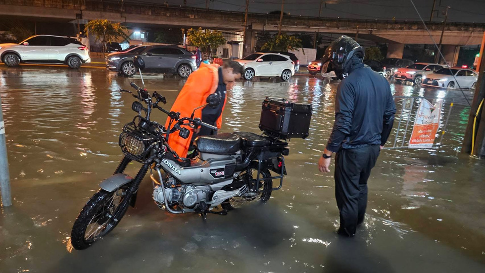 กทม.เร่งระบายน้ำ! ถนน 5 สายหลักยังท่วมขัง หลังฝนหนักสูงสุด 45 มม. ที่จตุจักร