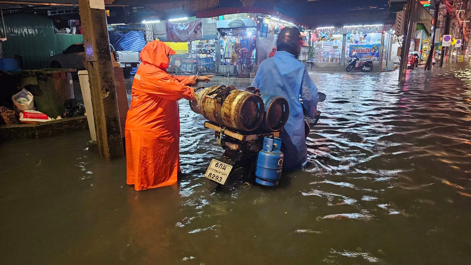 ลาดกระบังอ่วม! ฝนถล่มแยกกิ่งแก้วน้ำสูง 25 ซม. เร่งเดินเครื่องสูบน้ำ 24 ชม. เฝ้าระวังคลองประเวศบุรีรมย์ใกล้ระดับวิกฤต
