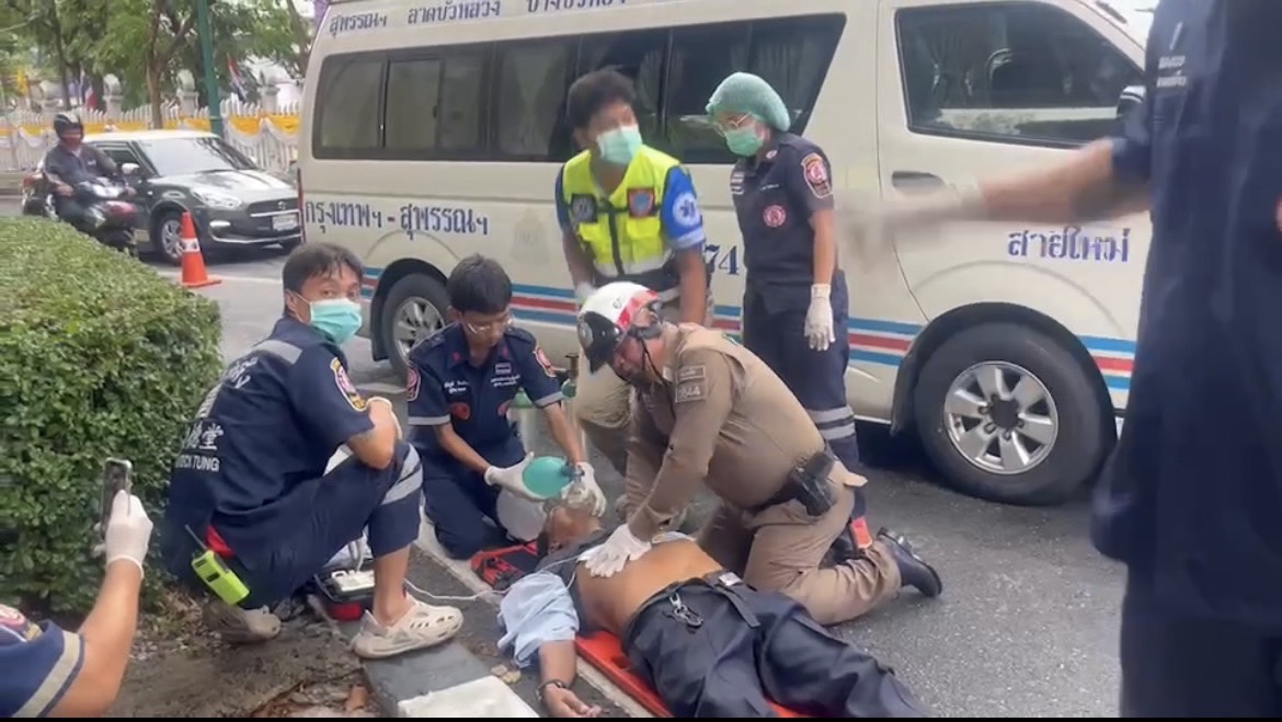 นาทีชีวิต.!! ตร.สน.บางซื่อ ใช้เครื่องAED และ CPR ช่วยคนขับรถตู้ช็อคหมดสติคารถ