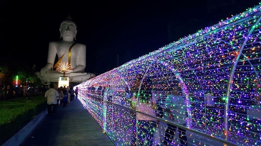 ชาวสุพรรณแห่เซลฟี่อุโมงค์ไฟยักษ์ ในงาน "ย้อนอดีตวันวานสุพรรณบุรี วัดไผ่โรงวัว"