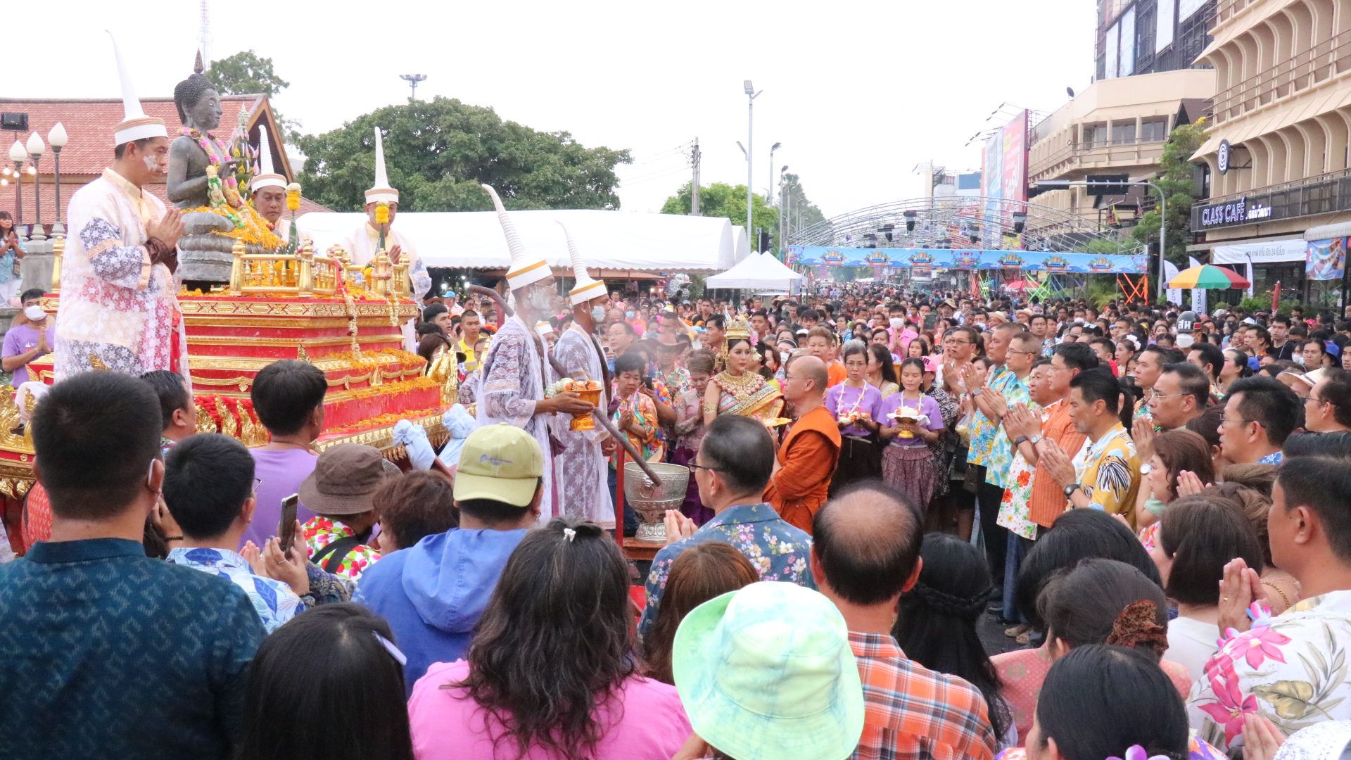 มหาสงกรานต์โคราชอัญเชิญ"พระคันธารราษฎร์"แห่ลอดประตูชุมพลผ้าทองผ้าเงิน ยาว 556 เมตรเท่าอายุเมือง 