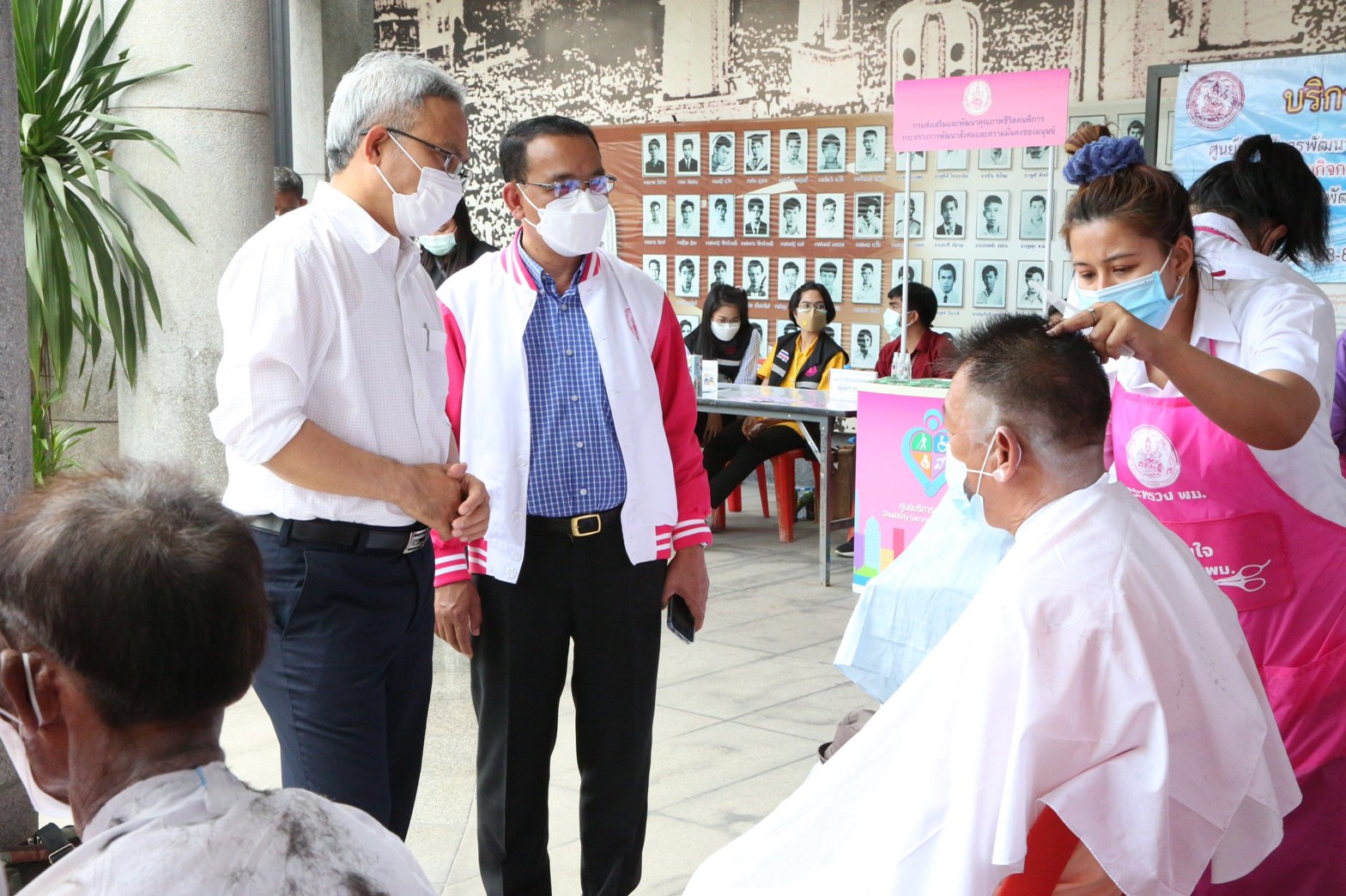 พม.จัดจุดประสานงานปลอดโรค เปลี่ยน Look ปลูกอาชีพแก่คนไร้บ้าน