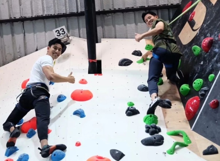 "พิธา" โพสต์ยินดี "เอส กันตพงศ์" บอกหายดีไปปีนหน้าผากันอีก