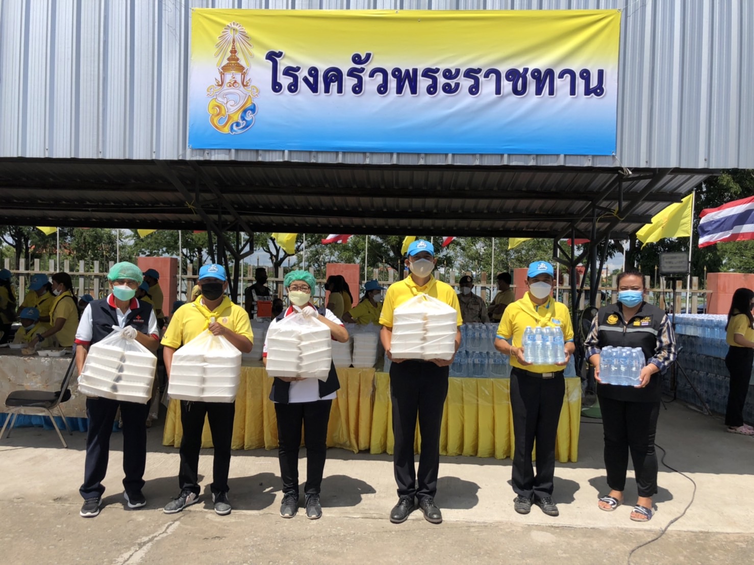 ชาวด่านขุนทดซาบซึ้งในพระมหากรุณาธิคุณโรงครัวพระราชทาน  ยธ.โคราช มอบข้าวสารอาหารแห้งบรรเทาทุกข์ผู้ประสบภัยน้ำท่วม