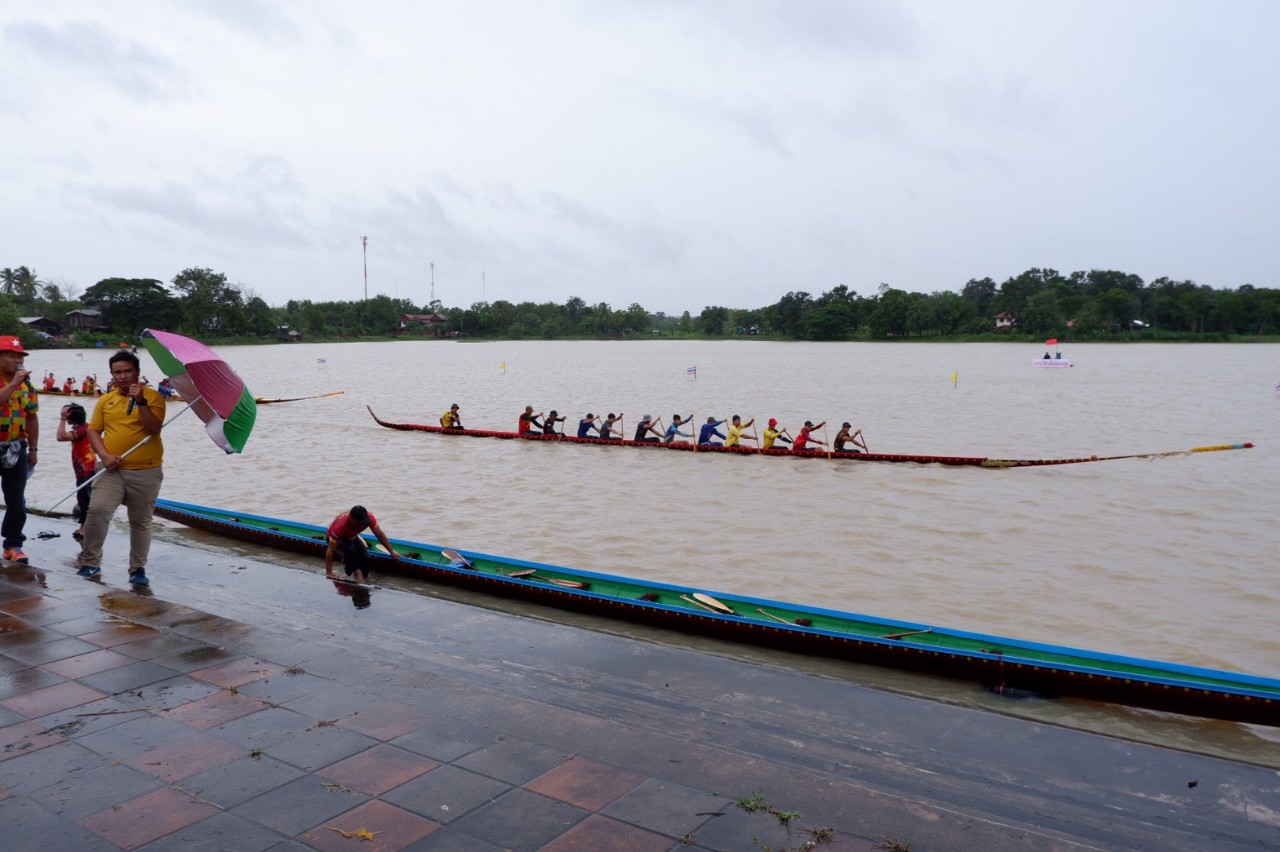 อำเภอหนองสูงจัดการแข่งขันเรือพายสมโภชองค์กฐินวัดไตรภูมิ