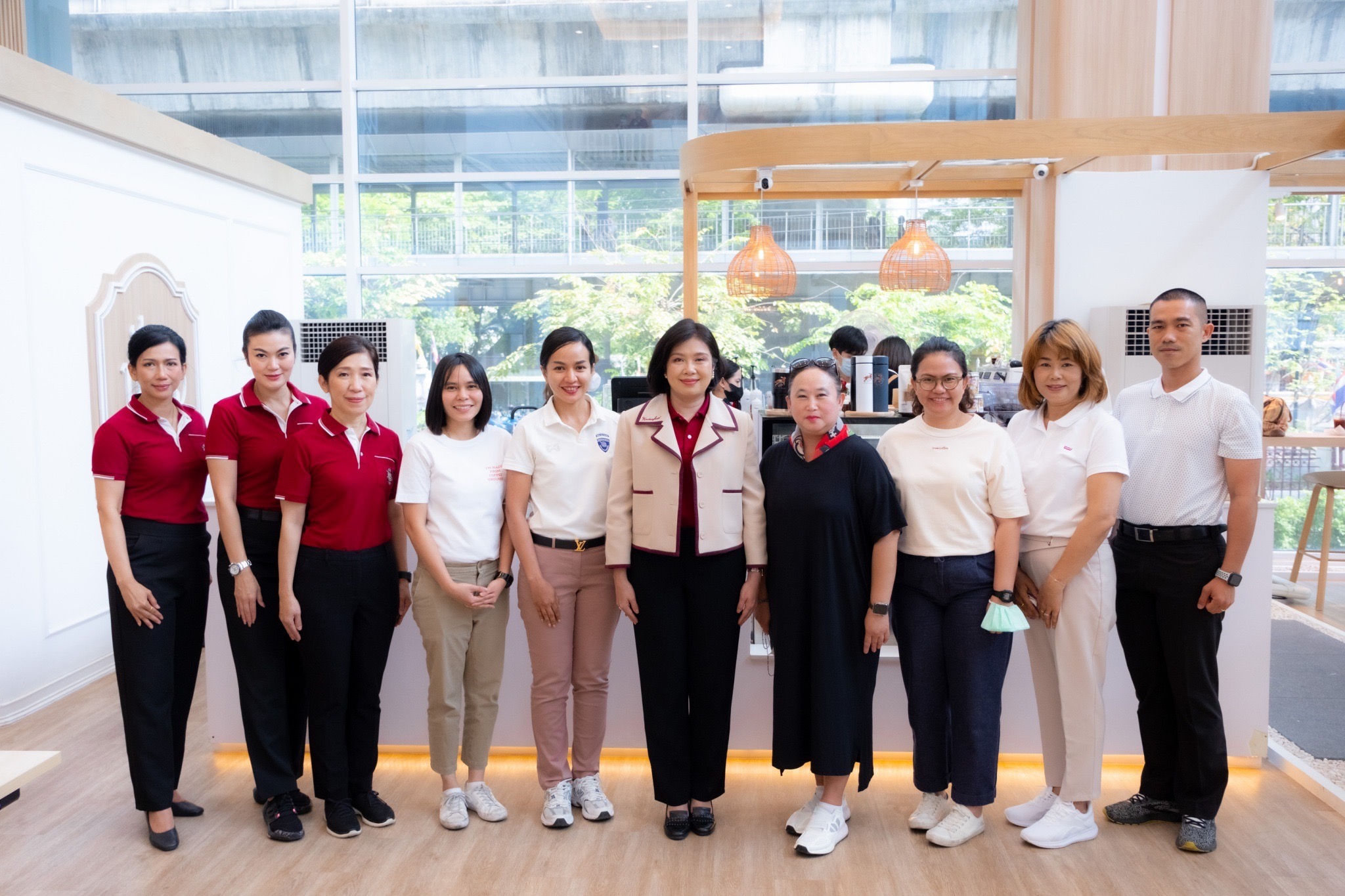 นายกสมาคมแม่บ้านตำรวจ เยี่ยมชมการฝึกอบรมบาริสต้าเตรียมเปิดร้านปันรักษ์คาเฟ่แห่งใหม่