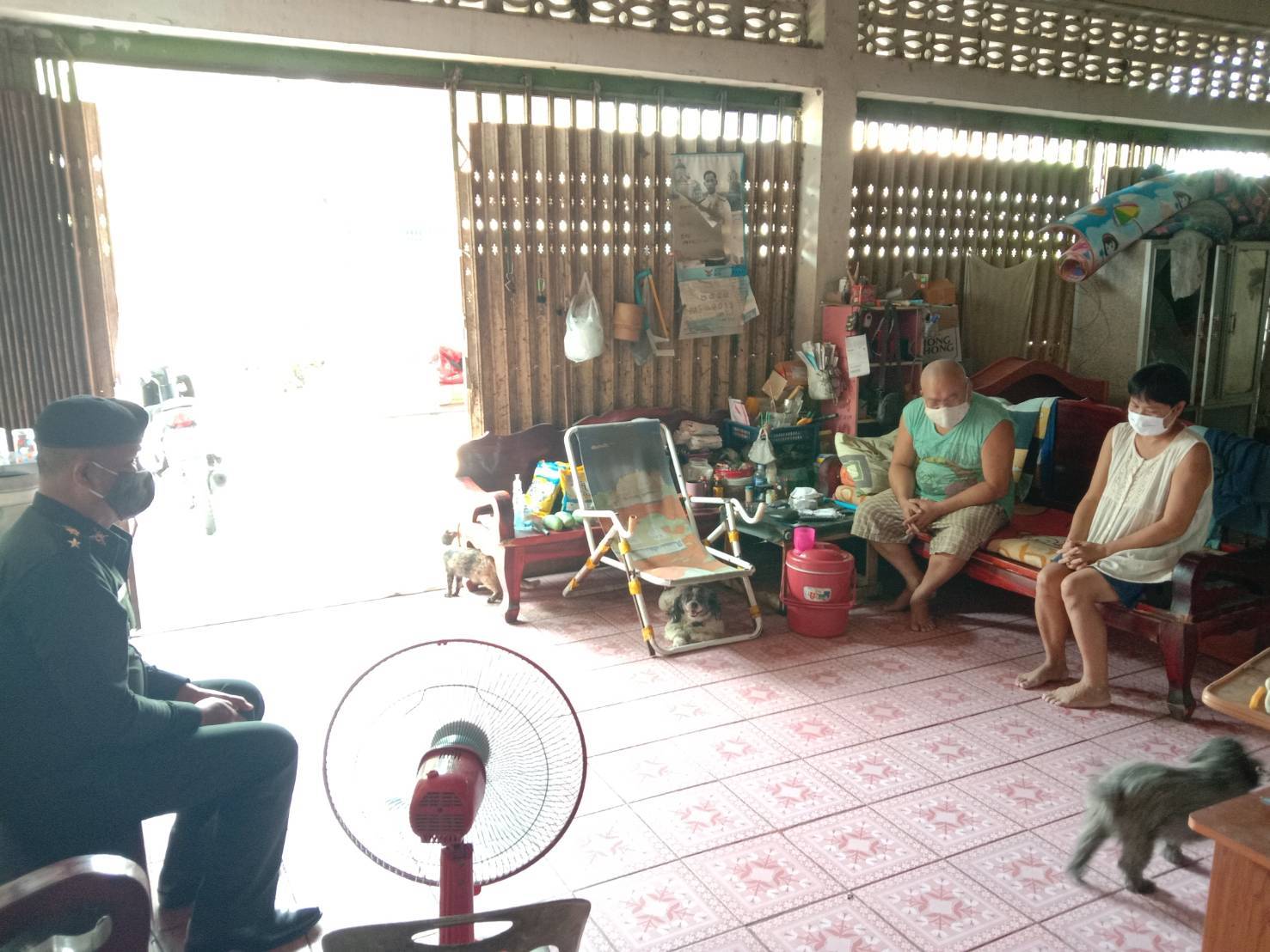 ผบ.ร้อย.มทบ.36    เยี่ยมครอบครัวของ 'พลฯ ธนพล แก้วสากเหล็ก' 