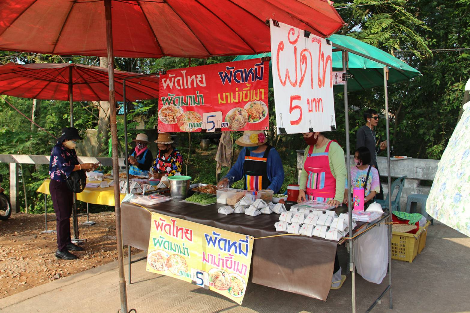 สองสามีภรรยา บ่นท้อไม่อยากรอเงินเยียวยา อาศัยริมถนนขายผัดไทยช่วยชาวบ้าน ห่อละ 5 บาท 