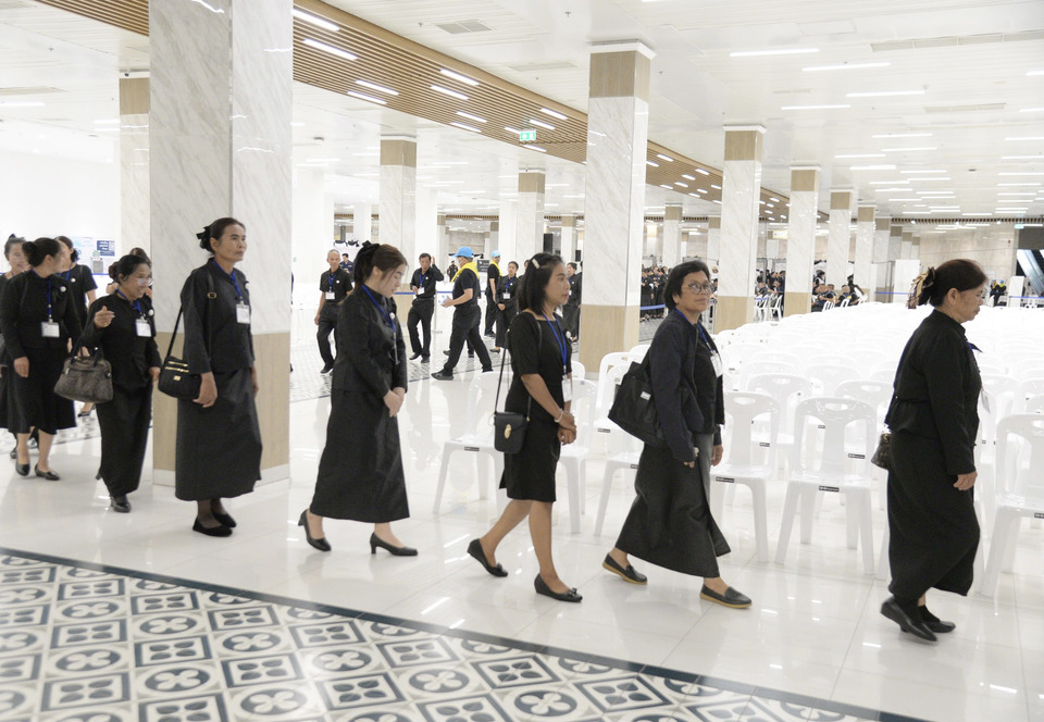 “พสกนิกร”หลั่งไหลกราบถวายบังคมพระบรมศพ “สมเด็จพระบรมราชชนนีพันปีหลวง” ต่อเนื่อง