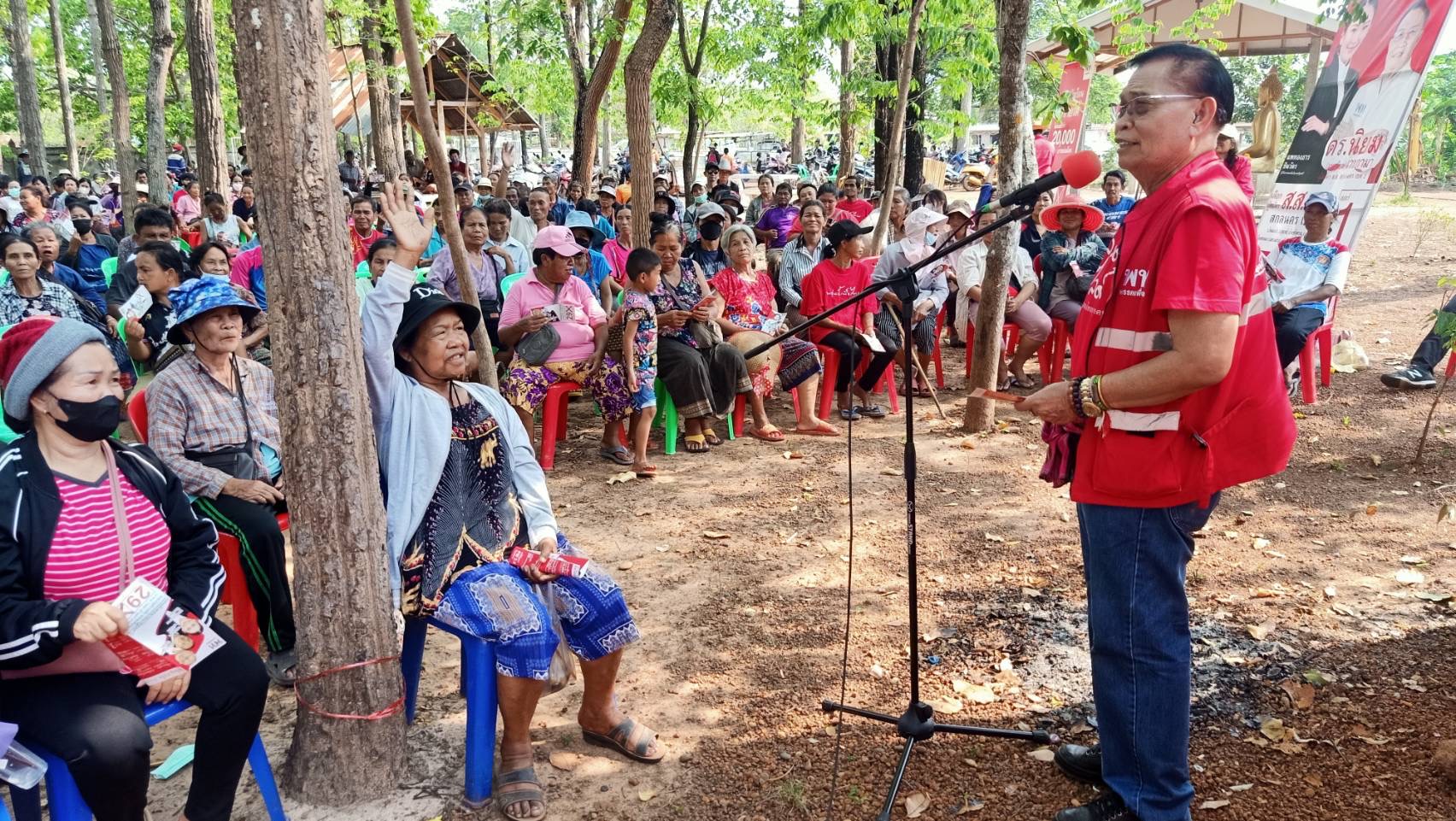 สกลนคร ‘มหานิยม’ รับปากตามเรื่องเอกสารสิทธิ์ให้ชาวบ้าน