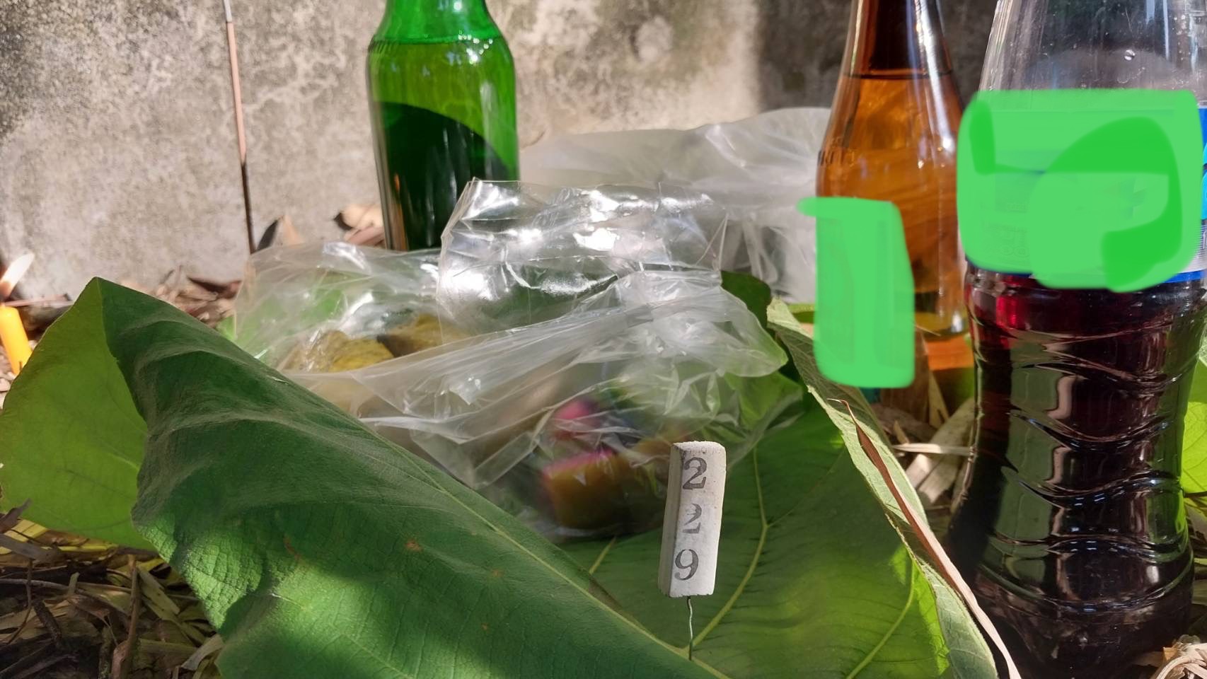  ฮือฮา! ชาวบ้านร่วมทำบุญงานศพหลานสาวนักข่าวท้องถิ่นที่เสียชีวิตไปแล้ว 10 ปี จุดธูปบอกดวงวิญญาณ เลขปรากฏชัดเจน 