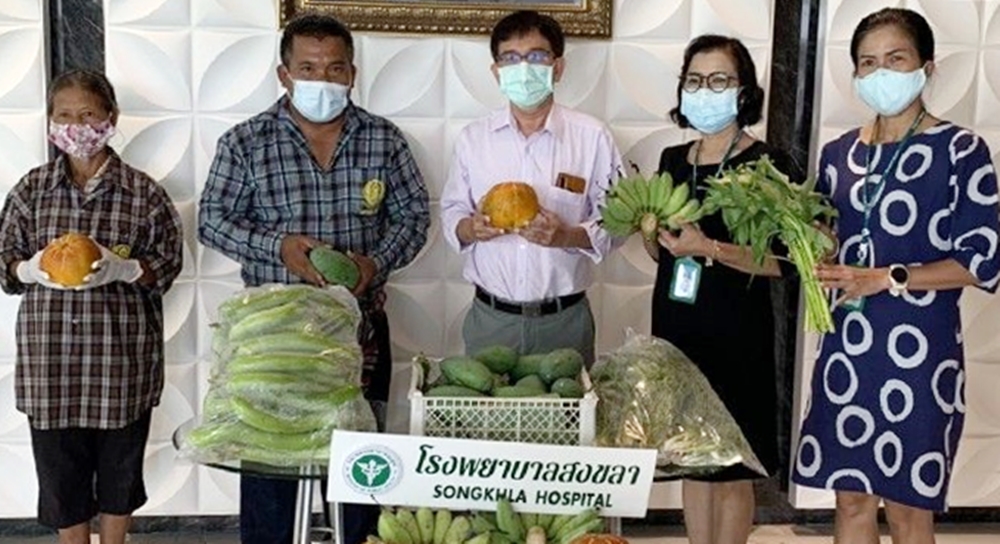 ชุมชนรำแดงโมเดล มอบผักผลไม้ให้ รพ.สงขลา เป็นกำลังใจสู้โควิด