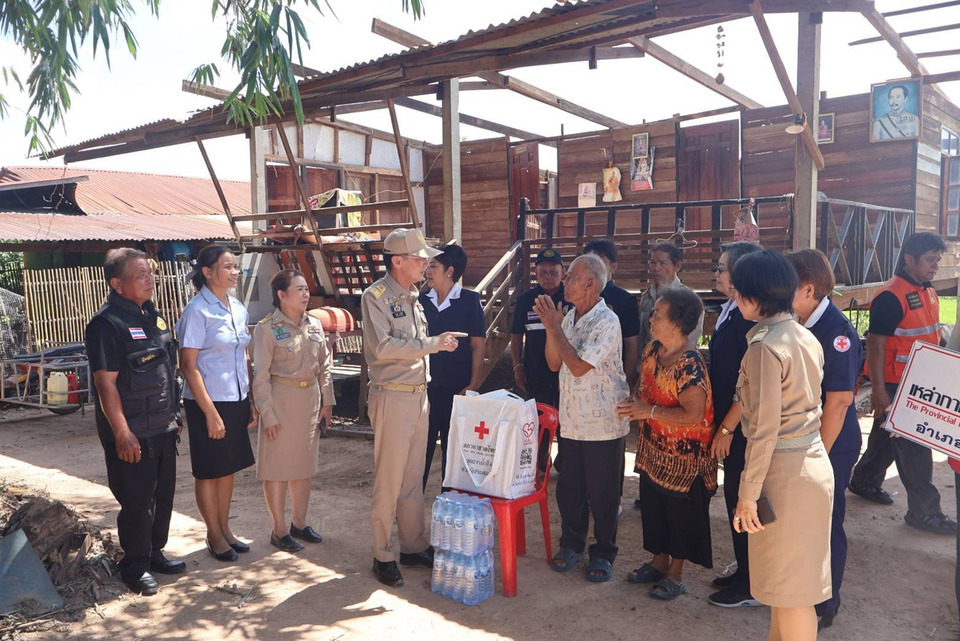 ยโสธรเร่งช่วยวาตภัย! กาชาดมอบถุงธารน้ำใจ 64 ครัวเรือน บรรเทาความเดือดร้อน