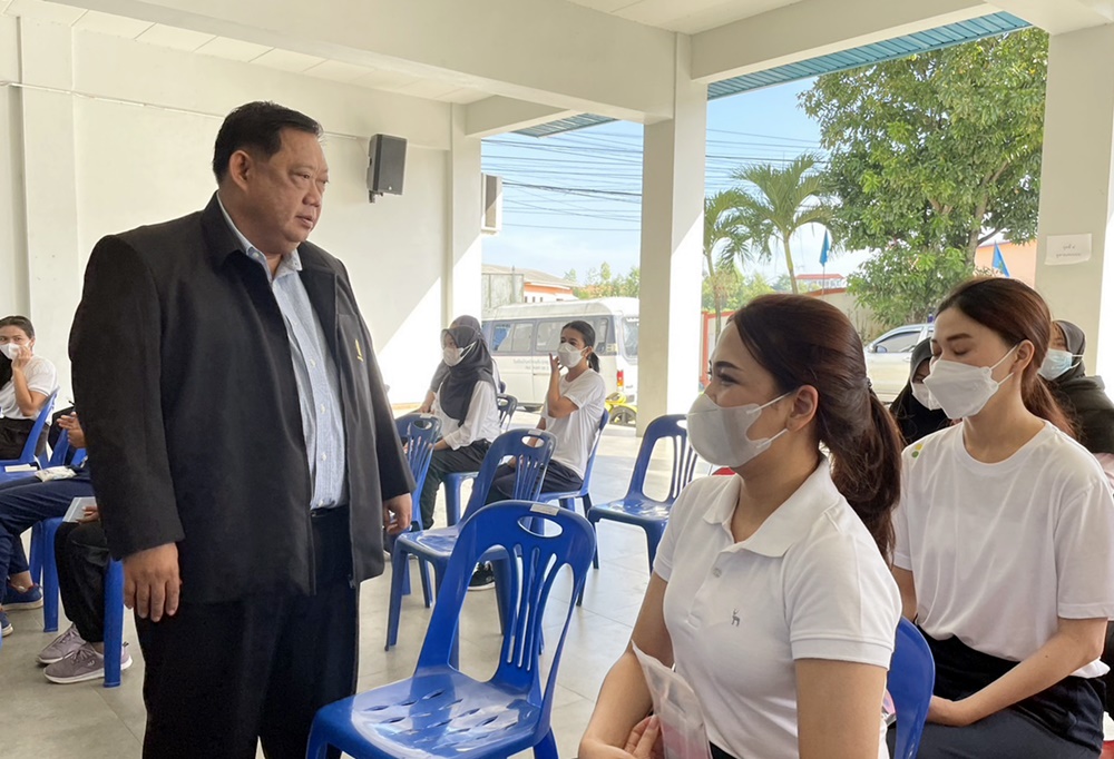 รองเลขาฯ กพฐ.ลงพื้นที่ประถมสงขลา 2 ให้กำลังใจคณะกรรมการฯ-ผู้เข้าสอบครูผู้ช่วย