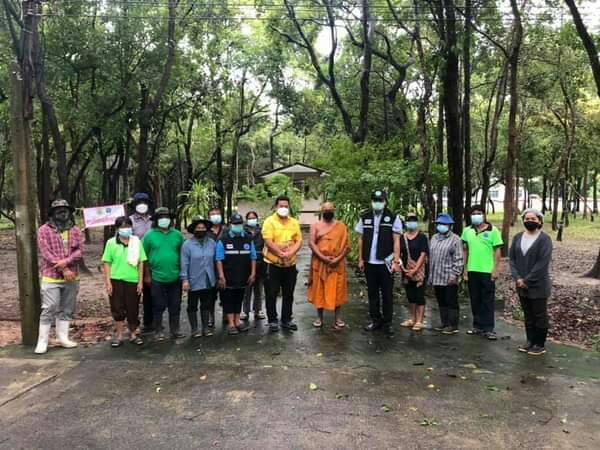 อบต.ดู่ทุ่ง ร่วม ผู้นำท้องที่ จิตอาสา อสม. เจ้าหน้าที่ รพ.สต.ทำความสะอาด บริเวณศูนย์พักคอย