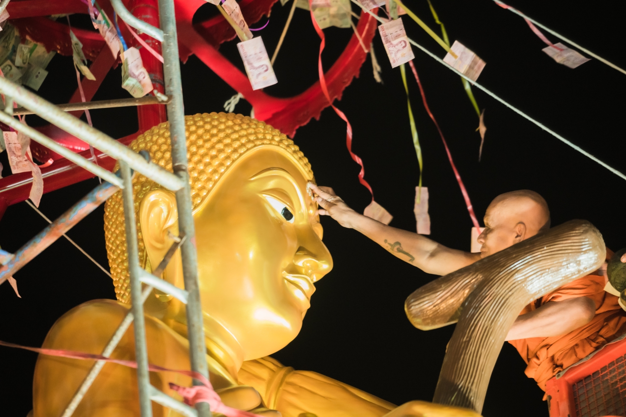 ปชช.แห่ร่วมงานบุญใหญ่ถวายพระสีวลี สูง 5 เมตร วัดมาบเตยปลวกแดง ระยอง