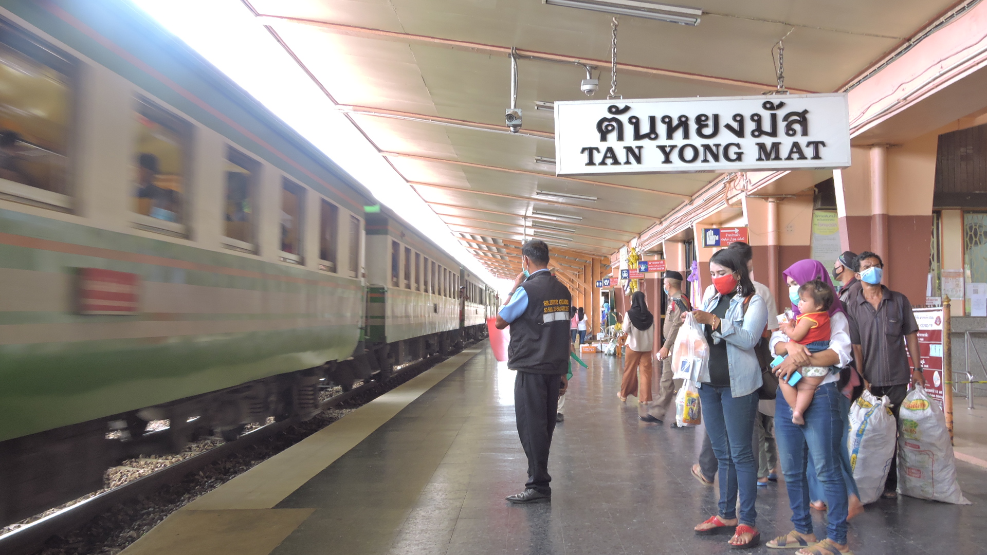 นราธิวาส ปชช.แห่กลับบ้านวันหยุด"สถานนีรถไฟตันหยงมัส"คึกคัก