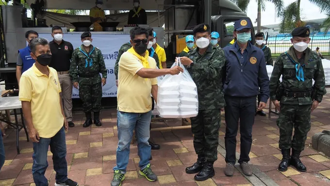 พล.ร.15 มอบความห่วงใย จัดรถครัวสนาม สานใจ สู้ภัยโควิด ช่วยบรรเทาความเดือดร้อนของปชช.