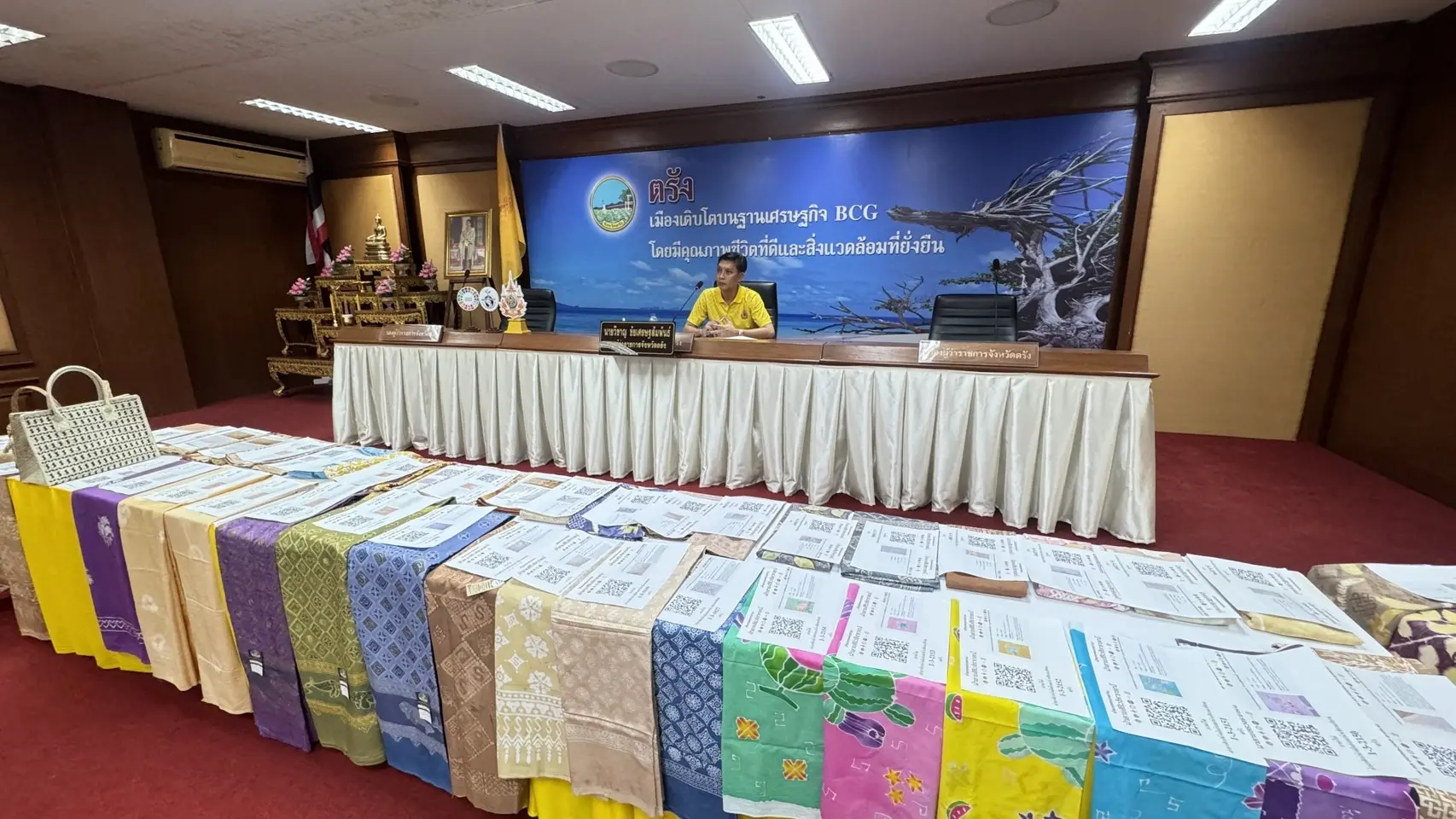 ตรัง พิจารณากลั่นกรองการประกวดผ้าลายพระราชทาน “ผ้าลายสิริวชิราภรณ์” 