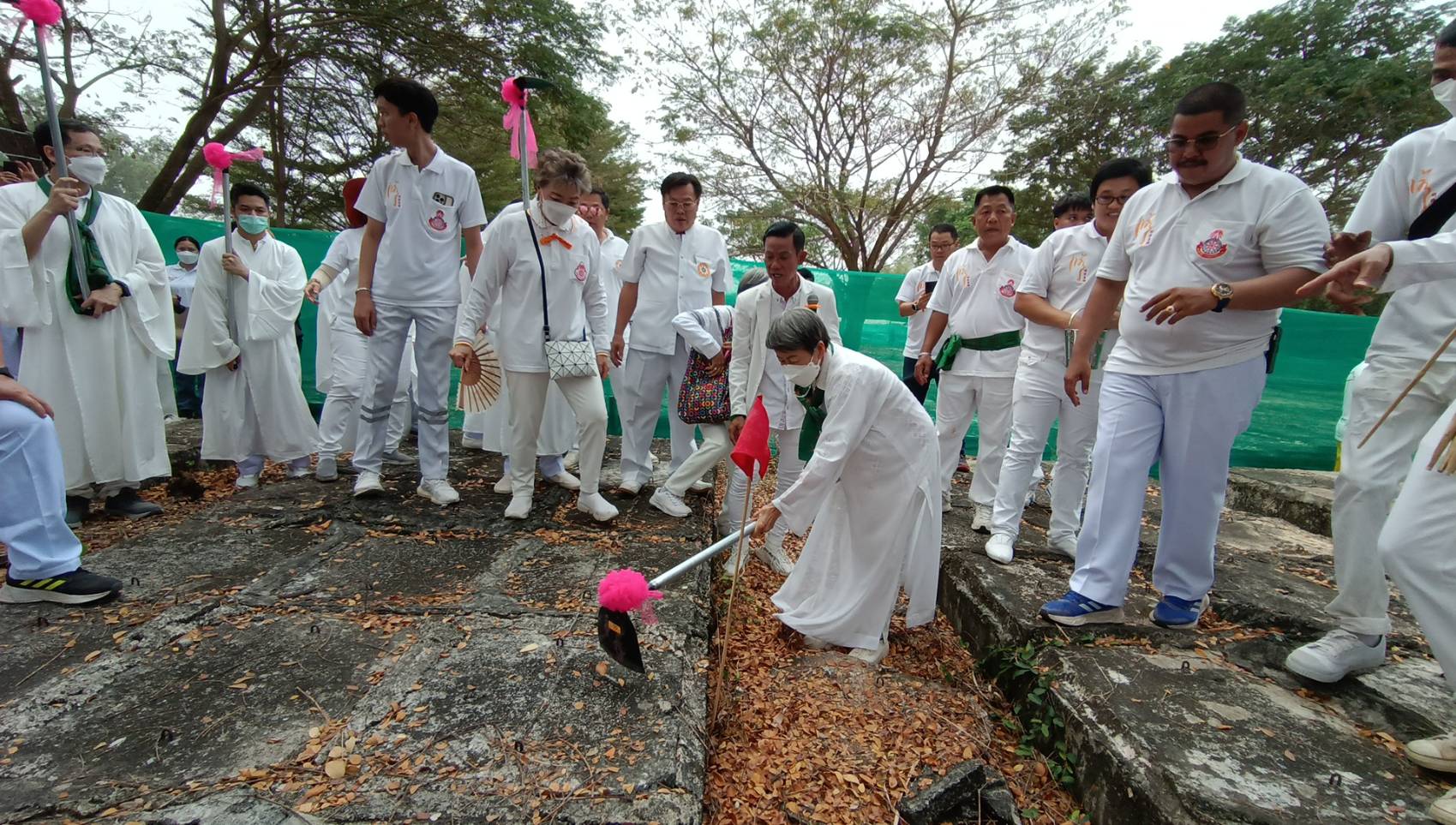  สาธุชนหลั่งไหลงานบำเพ็ญกุศลเก็บศพไร้ญาติ วันล้างป่าช้าที่ปราจีนบุรี