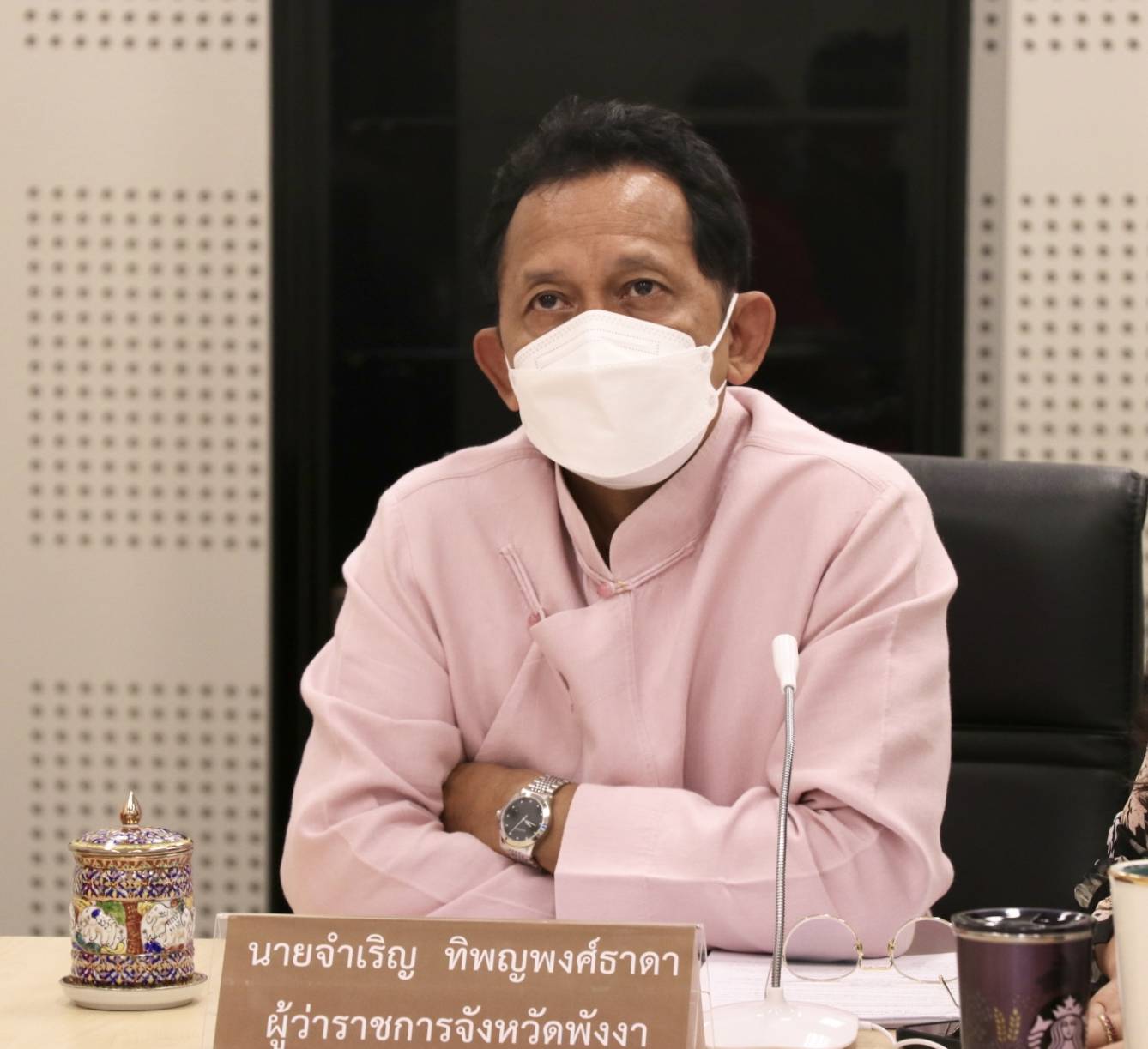 พังงาจนท.เปิดให้โรงงานไม้แปรรูปดำเนินกิจการต่อได้ พร้อมดึงผู้ติดเชื้อและผู้สัมผัสเสี่ยงสูงออกจากโรงงาน   