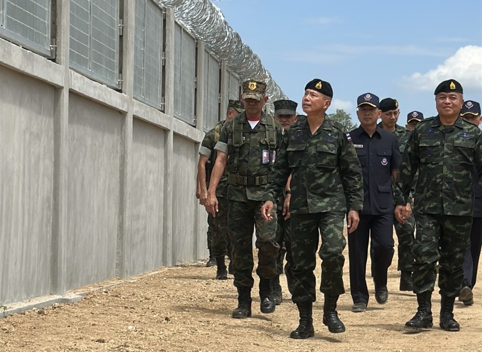 “ผบ.ทหารสูงสุด” ขอประชาชนมั่นใจ “กองทัพ” พร้อมปกป้องชายแดน แจงรั้วไทย-กัมพูชาไม่ใช้งบแผ่นดิน เล็งขยายพื้นที่ภาค 1 และภาค 2