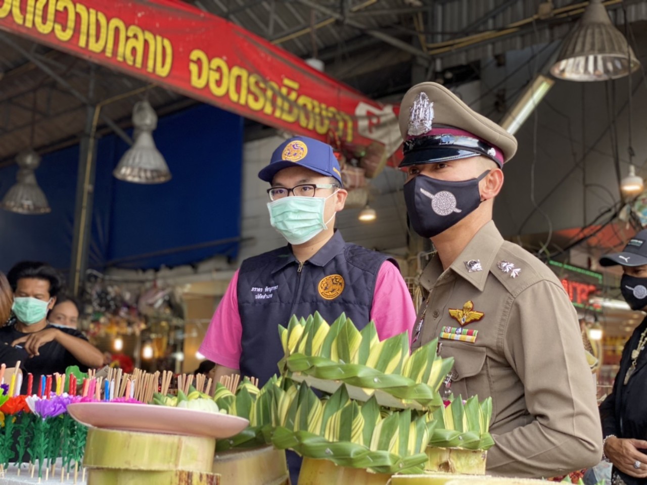 ตำรวจพัทยา เข้มตรวจร้านค้าแอบขายพลุ-ดอกไม้ไฟ จัดกำลังสายตรวจเดินทั่วชายหาดพัทยา หากพบการลอบขายพลุจับทันที
