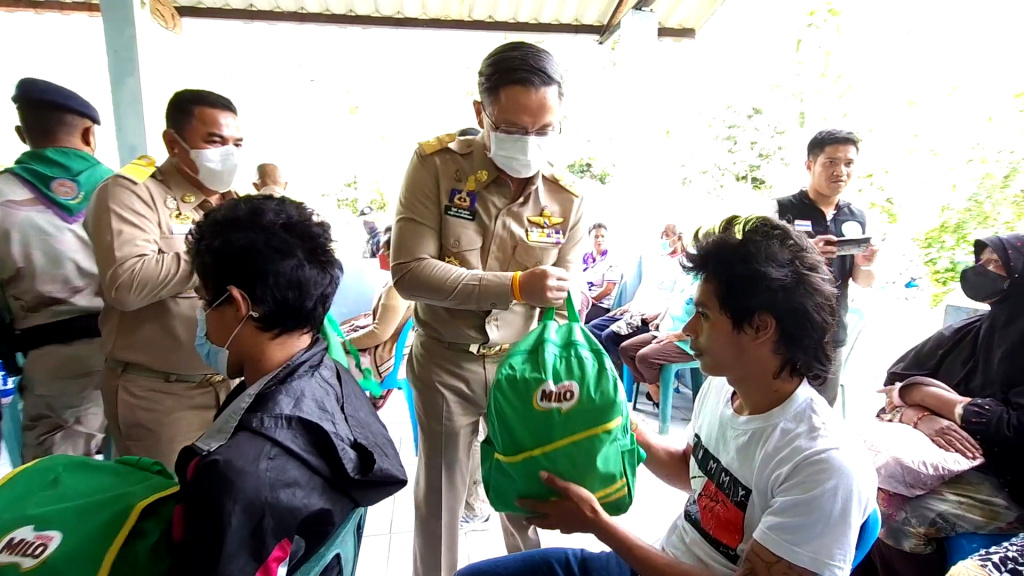 รักษาการผู้ว่าฯยะลา ส่งต่อความห่วงใย มอบถุงยังชีพช่วยชาวบ้านกาสัง ถูกน้ำป่าไหลท่วมบ้าน