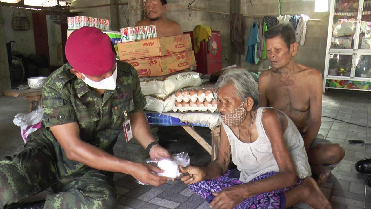 กองพลาธิการส่งกำลังทางอากาศ ค่ายเอราวัณ จัดกำลังพลชุดช่างเข้าช่วยเหลือซ่อมแซมบ้านเรือนประชาชนที่ได้รับความเสียหายหนักจากวาตภัย