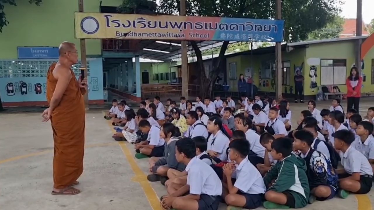 หลวงพ่อเจ้าอาวาสวัดไชยมงคลนำชาวบ้านลงแขกเกี่ยวข้าวใช้ในโครงการอาหารกลางวันให้เด็กในโรงเรียนพุทธเมตาวิทยา