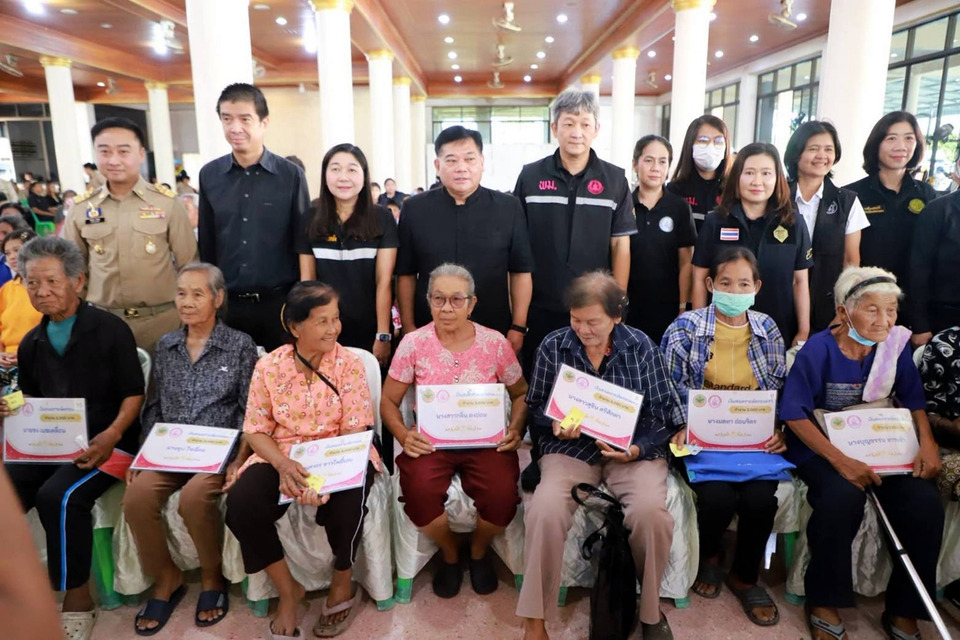 ผู้ว่าฯอ่างทองนำทีมจัดหน่วยบำบัดทุกข์ฯ ลงพื้นที่สามโก้ มอบทุน-ช่วยเหลือประชาชนถึงมือ