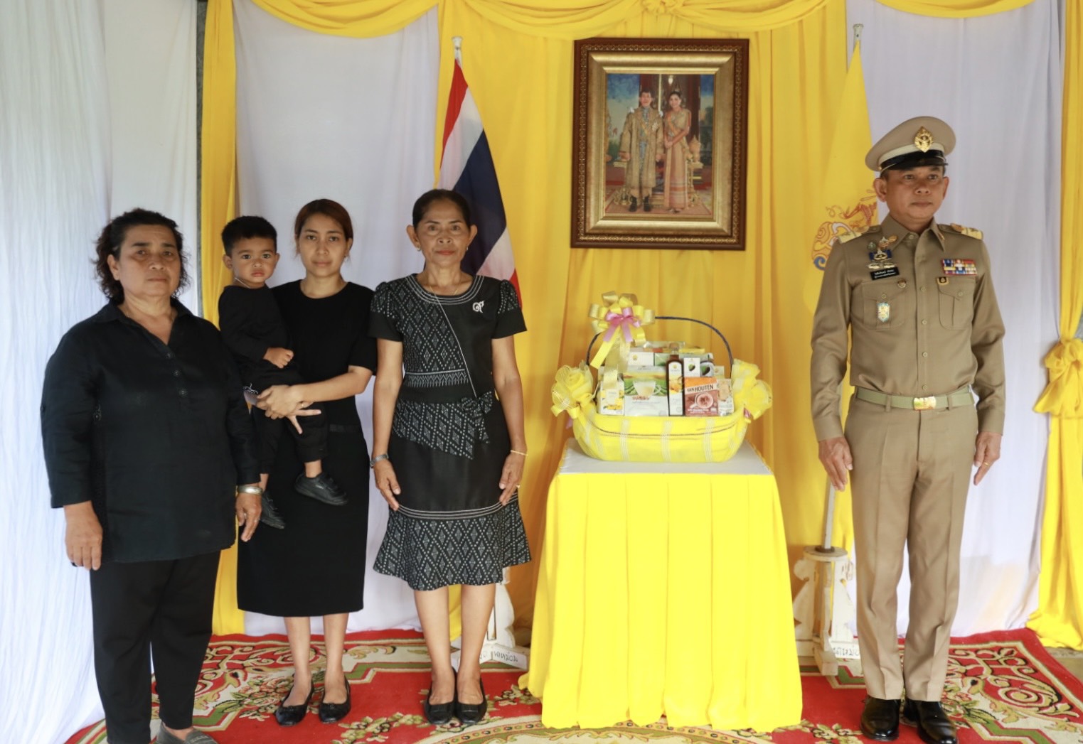  ‘ในหลวง’โปรดเกล้าฯ ให้ผู้ว่าฯสงขลา เชิญตะกร้าสิ่งของพระราชทานมอบแก่ญาติ ร.ต.อ.พนากร อินทา 